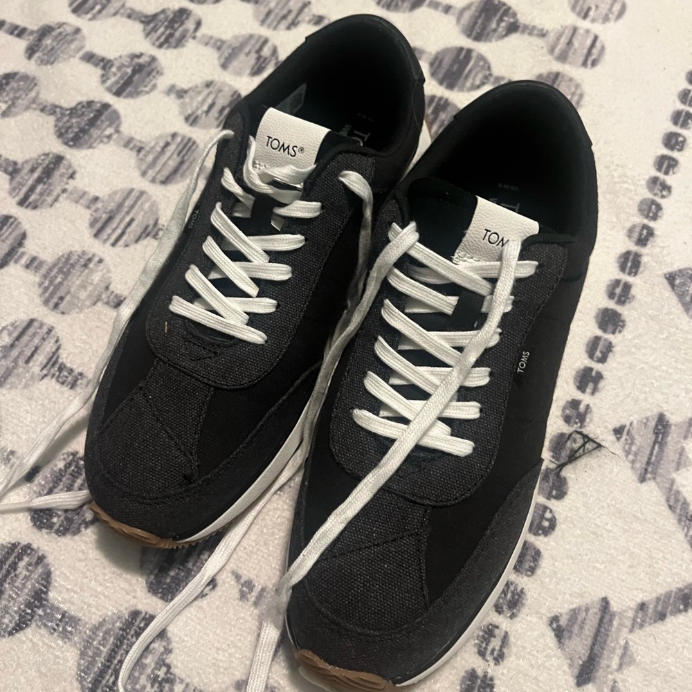 Woman’s BRAND NEW TOMS sneakers